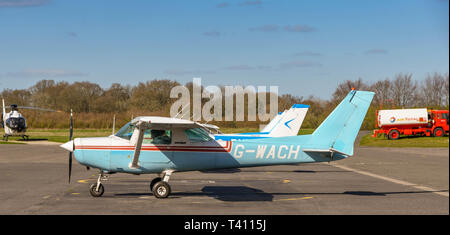 HIGH WYCOMBE, ENGLAND - MÄRZ 2019: Cessna Aerobat Licht trainer Flugzeuge mit Menschen an Bord bei Wycombe Air Park. Stockfoto