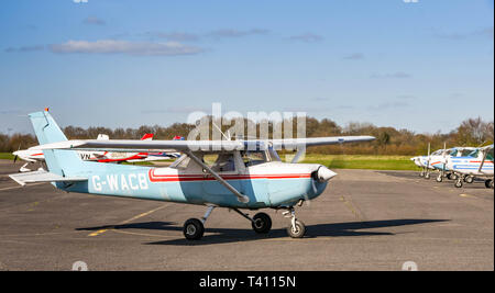 HIGH WYCOMBE, ENGLAND - MÄRZ 2019: Cessna Aerobat Licht trainer Flugzeuge in Wycombe Air Park rollen. Stockfoto