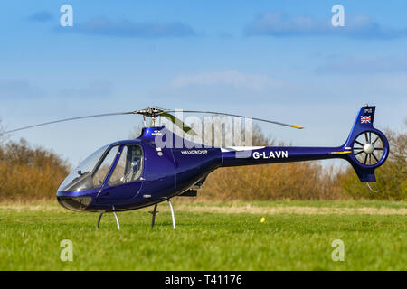 HIGH WYCOMBE, ENGLAND - MÄRZ 2019: Guimbal Cabri G2 Hubschrauber auf dem Boden in Wycombe Air Park. Stockfoto