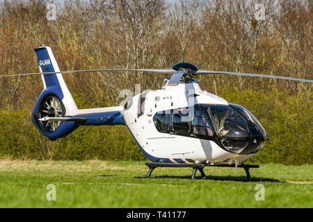 HIGH WYCOMBE, ENGLAND - MÄRZ 2019: Airbus Hubschrauber H 135 Hubschrauber auf dem Boden in Wycombe Air Park. Stockfoto