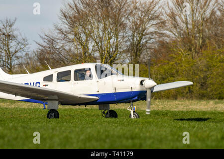 HIGH WYCOMBE, ENGLAND - MÄRZ 2019: Piper Warrior Licht trainer Flugzeuge Rollen nach der Landung in Wycombe Air Park. Stockfoto