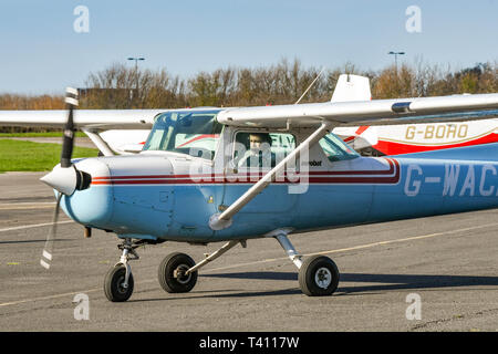 HIGH WYCOMBE, ENGLAND - MÄRZ 2019: Cessna Aerobat Licht trainer Flugzeuge in Wycombe Air Park rollen. Stockfoto