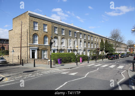 Elegante Terrasse der georgianischen Häuser auf Campbell Road, Bogen, im Londoner Osten Ende traditionell eine arme Gegend, jetzt höchst wünschenswert. Stockfoto