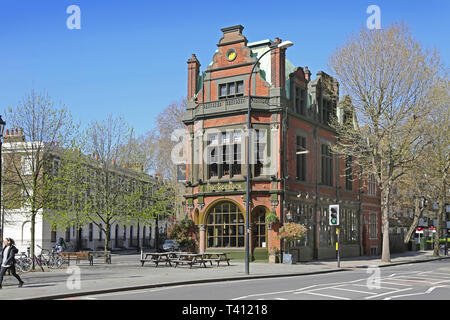 The Roebuck Pub in der Great Dover Street, London, Großbritannien. Ein traditionelles viktorianisches öffentliches Haus, das feine Biere und Speisen serviert. Stockfoto