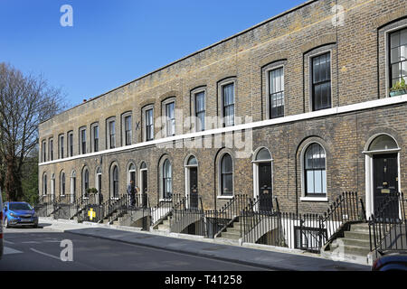 Eine Reihe von original viktorianischen Reihenhaus Cottages in Falmouth Street, London, UK. Stockfoto
