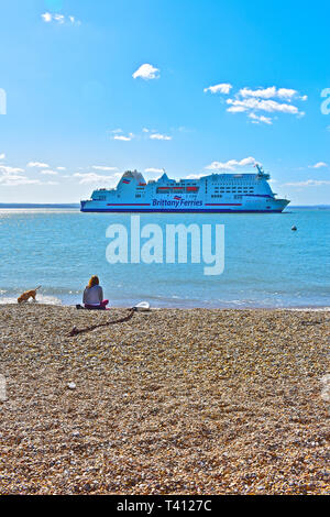 Die Fähre "Mont St. Michel" von Brittany Ferries, Ansätze Portsmouth Harbour nach dem Überqueren von Ouistreham (Caen) in Frankreich. Frau & Hund auf. Stockfoto