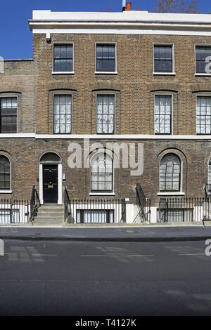 Eine Reihe von original viktorianischen Reihenhaus Cottages in Falmouth Street, London, UK. Stockfoto