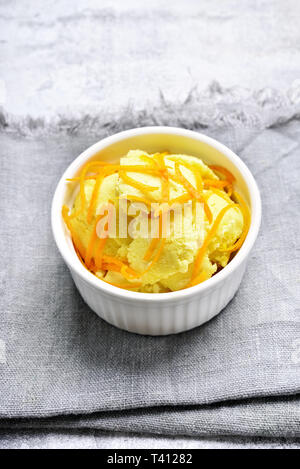 Orange Vanille Eis in Schüssel auf Stein. Kalten Sommer Nachtisch. Stockfoto