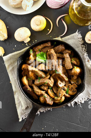 Geschmortes Rindfleisch Eintopf mit Gemüse im Topf. Stroganoff mit Champignons in der Pfanne. Ansicht von oben, flach Stockfoto