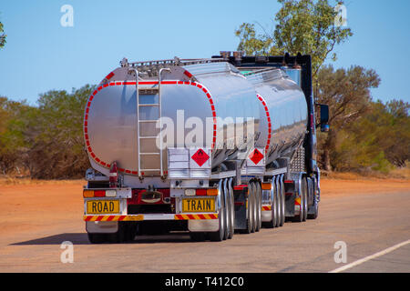 Rückseite eines road train im australischen Outback transportieren Benzin Stockfoto