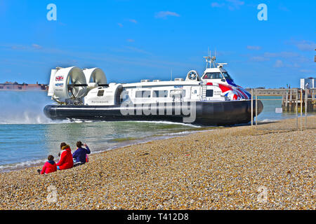 Die Hovertravel' Insel Flyer "hovercraft Ansätze die Landezone auf Southsea Beach in der Nähe von Portsmouth nach der Überfahrt von Ryde, Isle of Wight. Stockfoto