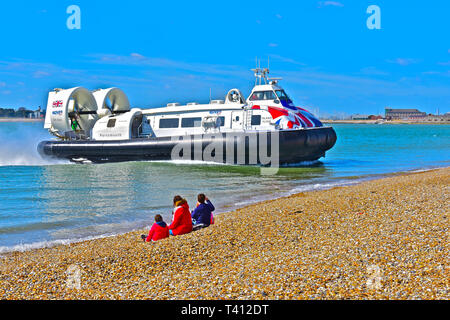 Die Hovertravel' Insel Flyer "hovercraft Ansätze die Landezone auf Southsea Beach in der Nähe von Portsmouth nach der Überfahrt von Ryde, Isle of Wight. Stockfoto