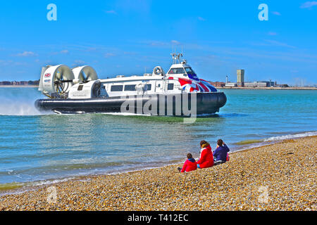 Die Hovertravel' Insel Flyer "hovercraft Ansätze die Landezone auf Southsea Beach in der Nähe von Portsmouth nach der Überfahrt von Ryde, Isle of Wight. Stockfoto