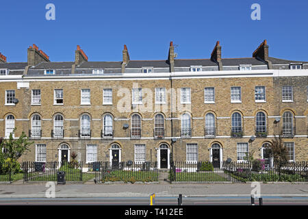 Elegante Terrasse der georgianischen Häuser auf Bug Straße im East End von London, UK. Ecke von Tredegar Square. Die meisten jetzt zu Wohnungen umgebaut. Stockfoto