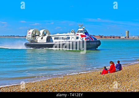 Die Hovertravel' Insel Flyer "hovercraft Ansätze die Landezone auf Southsea Beach in der Nähe von Portsmouth nach der Überfahrt von Ryde, Isle of Wight. Stockfoto