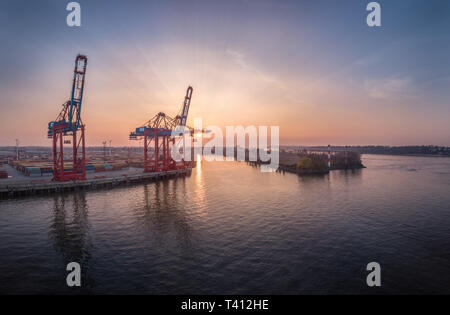 Luftaufnahme von einem Hafenbecken im Hamburger Hafen bei Sonnenuntergang Stockfoto