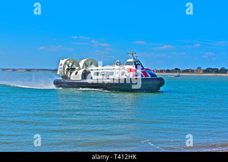 Die Hovertravel' Insel Flyer "hovercraft Ansätze die Landezone auf Southsea Beach in der Nähe von Portsmouth nach der Überfahrt von Ryde, Isle of Wight. Stockfoto