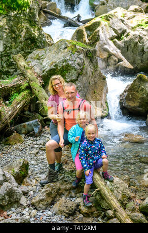 Familie posiert in beeindruckender Natur Stockfoto