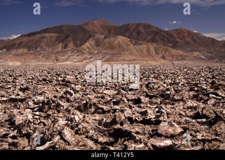 Blick über robuste getrocknet große Salzsee auf Gebirge - Salar (Salzsee) in der Nähe von San Pedro de Atacama, Chile Stockfoto