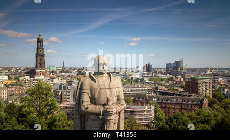 Panorama der Hamburger Elbphilharmonie, die Kirche St. Michael und Bismarck Denkmal Stockfoto