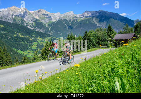 Drei Mountainbiker genießen Sie eine Tour in den Tiroler Alpen in Österreich Stockfoto