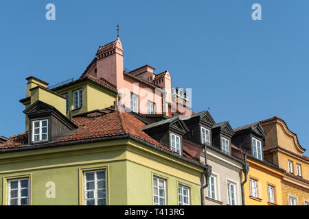 Warschau, Polen. April 2019. Die Dächer der alten Häuser in der historischen Mitte der Stadt Stockfoto