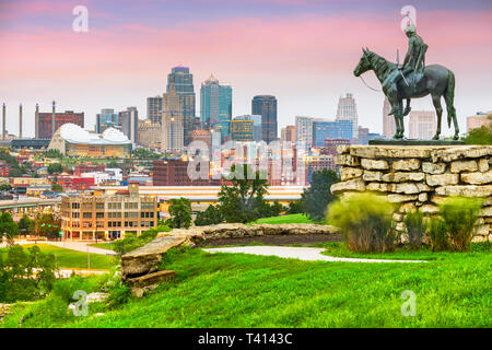 Kansas City, Missouri, USA Downtown Skyline in der Dämmerung. Stockfoto