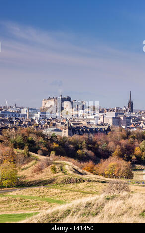 Blick auf die Burg von Edinburgh vom Holyrood Park, fotografiert im Hochformat Aspekt. Stockfoto