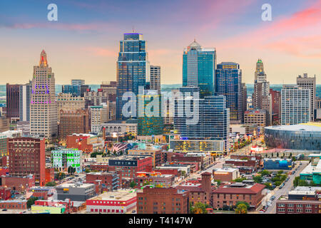 Kansas City, Missouri, USA downtown Stadtbild in der Dämmerung. Stockfoto