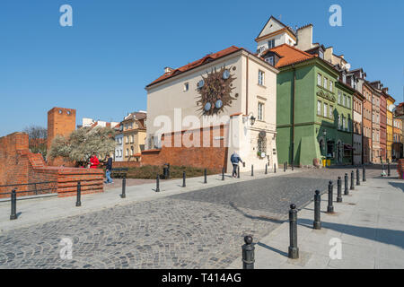 Warschau, Polen. April, 2019. Ein Blick auf die Uhr des Sigismund in der Altstadt Stockfoto