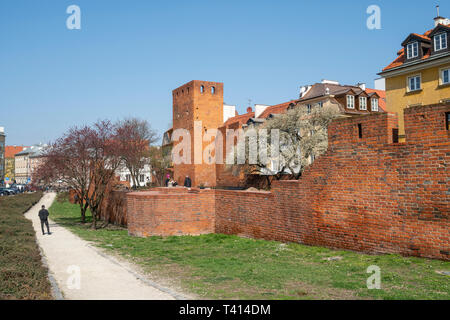 Warschau, Polen. April 2019. Panoramablick auf die alte Stadtmauer Stockfoto