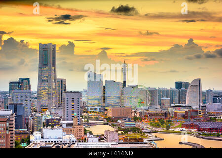 Yokohama, Japan den Hafen und die Skyline der Innenstadt in der Abenddämmerung. Stockfoto