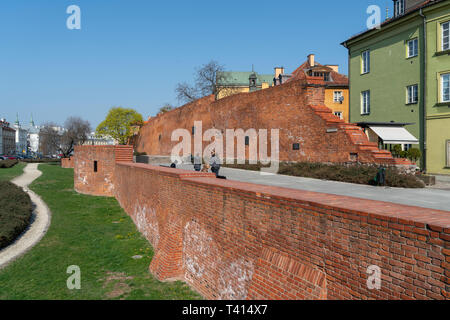 Warschau, Polen. April 2019. Panoramablick auf die alte Stadtmauer Stockfoto