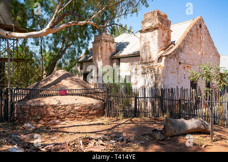 Hermannsburg anzeigen mit alten U-Wassertank und altes Haus in NT Australien Stockfoto