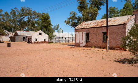 Querformat von alten Hermannsburg historischen Fußgängerzone, in NT Outback Australien Stockfoto