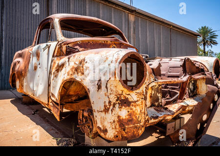Vintage rostiges Autowrack im australischen Outback Red Centre Stockfoto