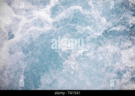 Beunruhigt, fliessend Wasser. Ocean Waves - hell türkis farben, Stockfoto