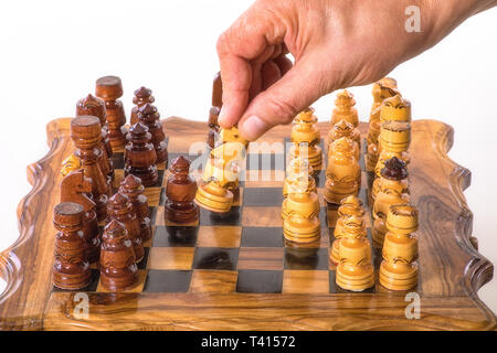 Hand mit Pferd über ein Schachbrett - isoliert Stockfoto