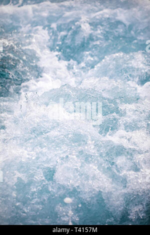 Beunruhigt, fliessend Wasser. Ocean Waves - hell türkis farben, Stockfoto