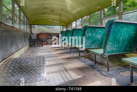 Alte militärische Bus der US-Armee aufgegeben. Stockfoto