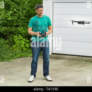 Mann mit quadrocopter in Aktion Stockfoto