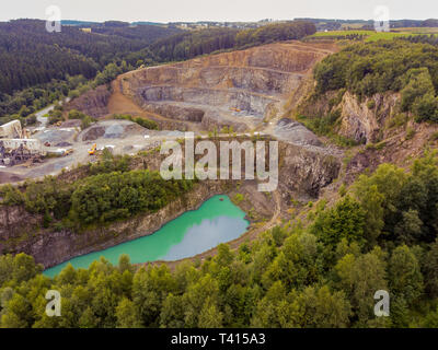 Antenne eine asphaltierte Tagebau in Reichshof - Deutschland Stockfoto