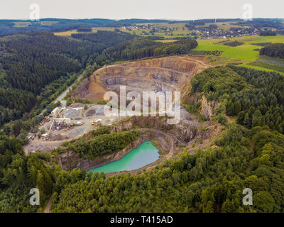 Antenne eine asphaltierte Tagebau in Reichshof - Deutschland Stockfoto