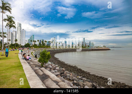 Panama City, Panama - November 06, 2016: Blick vom Fischmarkt auf die Skyline von Panama City. Stockfoto