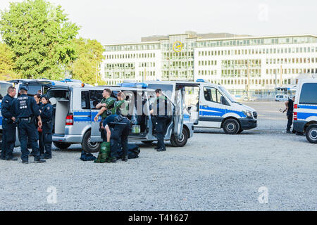 Köln, Deutschland - 24. September 2016: Polizisten und Modenschau Vorbereitung ihre Schutzeinrichtungen, bevor eine Aktion vor der Kölner Ausstellung Stockfoto