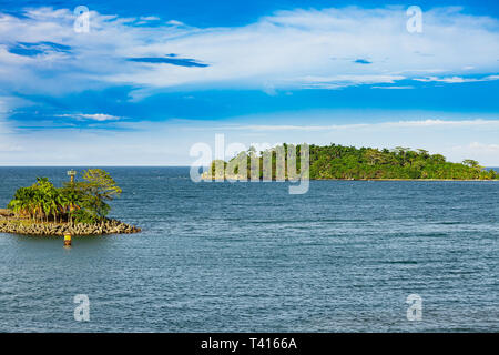 Zwei Inseln vor dem Hafen von Puerto Limon - Costa Rica Stockfoto