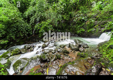 Chorro Las Mosas Wasserfälle, entlang des Rio Anton in El Valle de Anton - Panama. Stockfoto