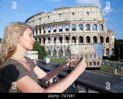 Italien. Rom. Die Frau zieht das Kolosseum Stockfoto