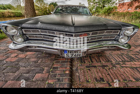 Greetsiel, Deutschland - Mai 14, 2017: ein Ford Galaxie 500. Der Ford Galaxie ist ein Auto von Ford im Jahre 1959 gebaut, die bis 1974 in den Vereinigten Staaten Stockfoto