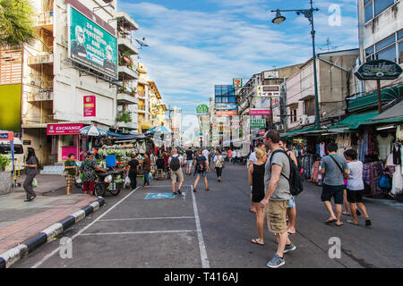 Bangkok, Thailand - 01 November 2015: Die Khaosan Road ist 400 Meter lang und ist die berühmteste Straße in Bangkok. Stockfoto